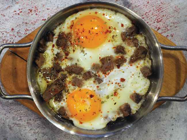 sahanda-kavurmali-yumurta