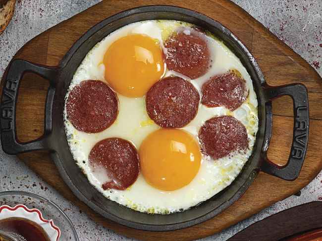 sahanda-sucuklu-yumurta